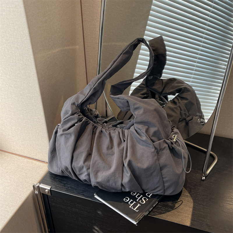 A large-capacity tote bag for college students commuting to class, a new 2024 trendy and versatile casual pleated bag for women, and a single-shoulder bag details Picture