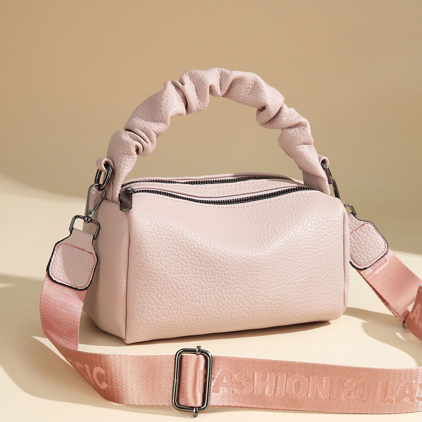 The new 2025 light luxury women's bag is fresh and sweet. It's a stylish hand-held pillow bag with a large capacity and a single shoulder Item Picture