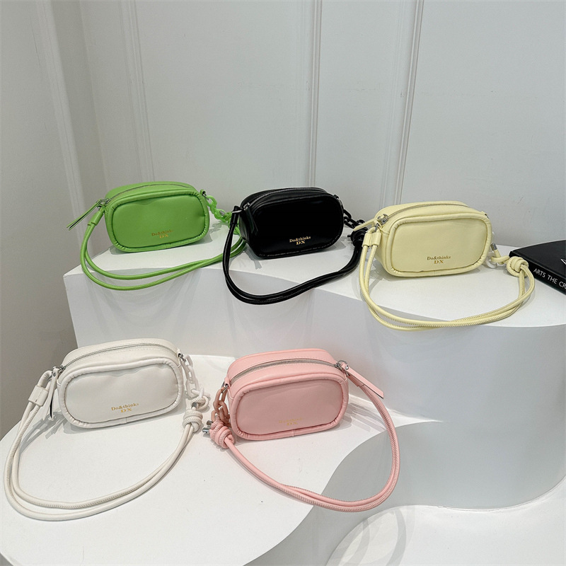 A simple and trendy solid-color oval 2024, stylish and casual, high-quality crossbody single-shoulder small square bag Application Scenario
