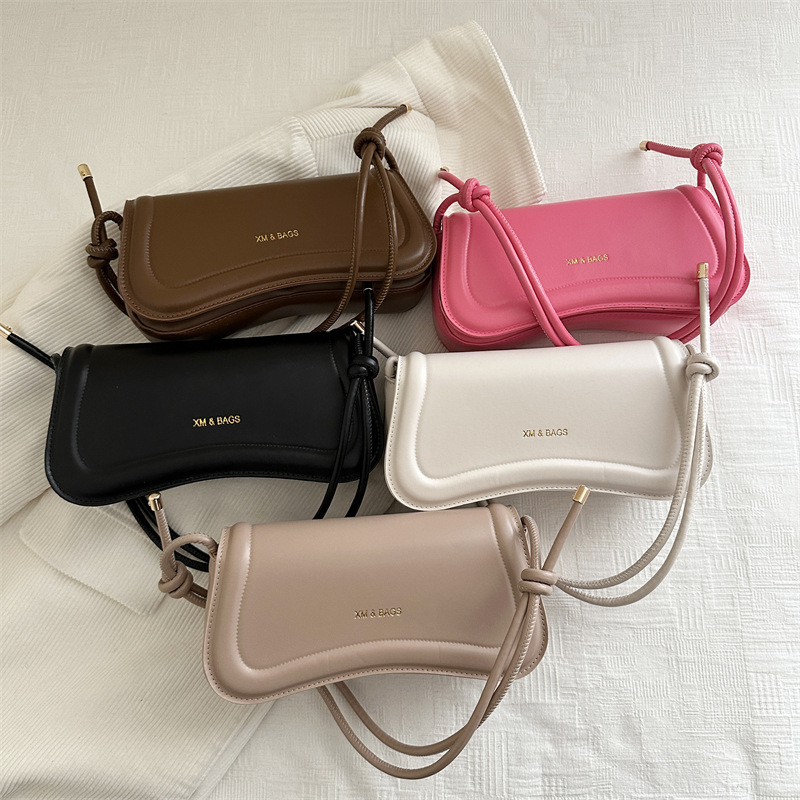 Casual commuting single-shoulder bag, underarm bag, niche design bag, women's 2025 summer new fashionable and trendy crossbody bag Application Scenario