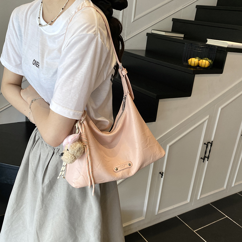 The 2025 new stylish and simple tote bag, a casual underarm bag for work, a versatile shoulder bag and a commuter crossbody bag details Picture