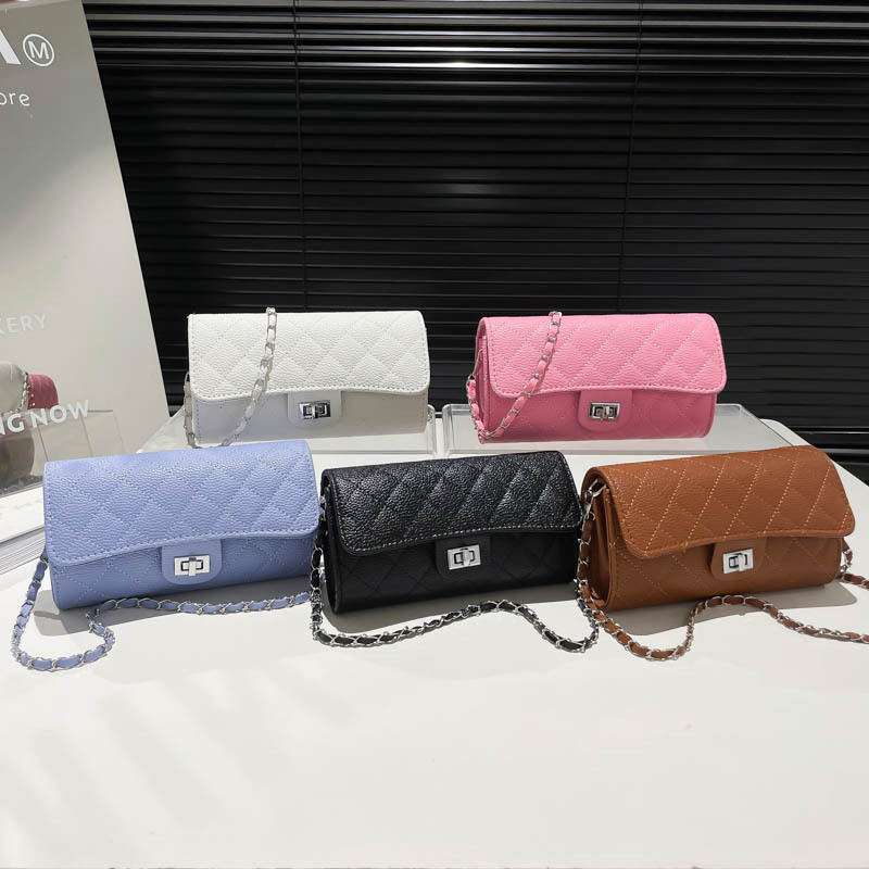 A new small chanel-style hand-held women's bag with diamond-shaped embroidery thread and beaded design, a high-end chain single-shoulder crossbody bag for women Application Scenario