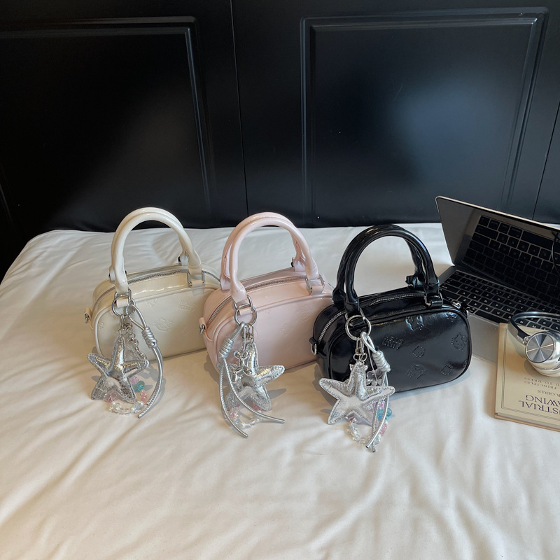 A niche mini handbag, an Instagram-chic single-shoulder crossbody bag for trendy ladies, a new soft and stylish embossed bag for spring 2025 Application Scenario