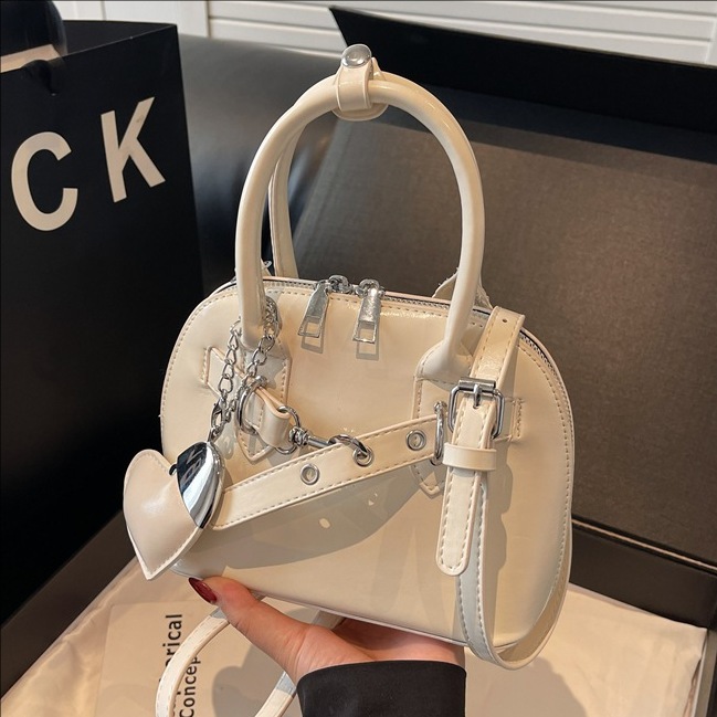 High-end hand-held shell bag for women 2025 new style, trendy, niche and fashionable, single-shoulder underarm bag, casual crossbody bag full figure