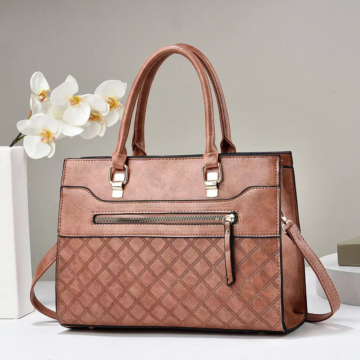 The new diamond-patterned patchwork fashionable and trendy women's bag with a high-end feel, cross-border large-capacity single-shoulder bag, crossbody bag and handbag details Picture
