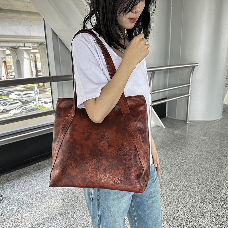The new 2025 trendy tote bag for women, simple and versatile for students, is a large-capacity Korean-style casual single-shoulder handbag details Picture