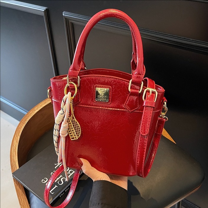 A high-end hand-held small bag for women 2025, a versatile, fashionable and simple bucket bag, a casual single-shoulder crossbody bag full figure
