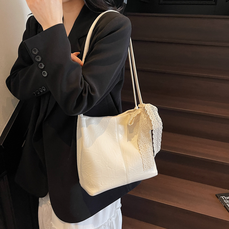 Korean lace single-shoulder bag for women 2025 new style, trendy commuting, simple underarm tote bag, fashionable and casual bucket bag Application Scenario