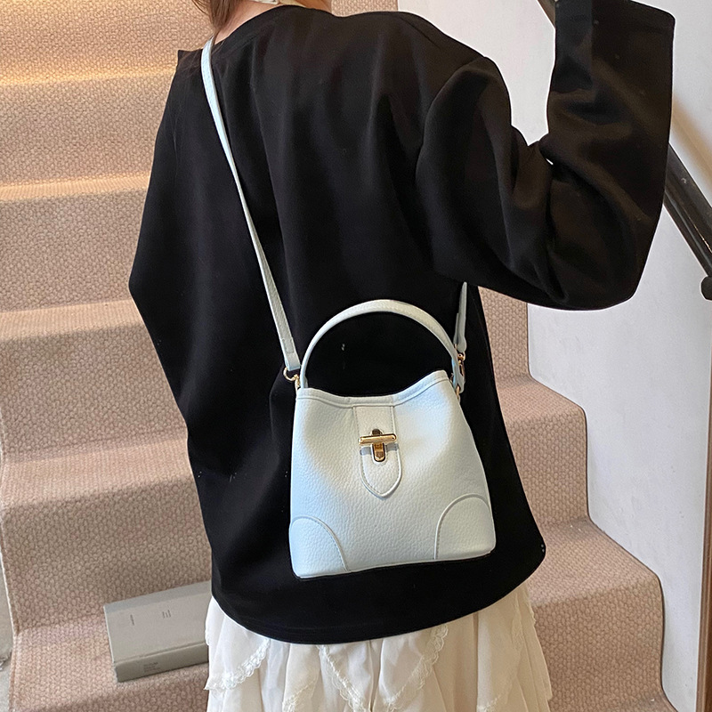 High-end and trendy handbag for women, 2025 new style, fashionable and versatile crossbody bag, exquisite and super popular single-shoulder bucket bag Application Scenario