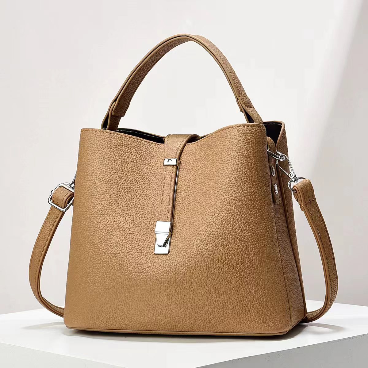 European and American fashionable bucket bag for women, elegant and simple, versatile, bill of lading shoulder bag, large capacity crossbody bag for women Application Scenario