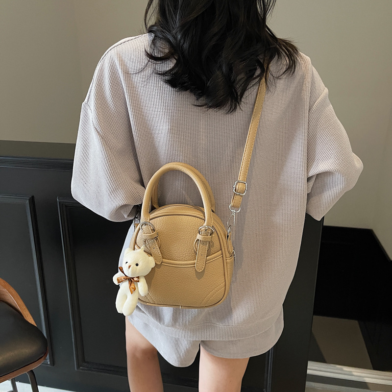 High-end hand-held bowling bag for women, new Spring/Summer 2025, fashionable and elegant single-shoulder bag, simple and casual crossbody bag Application Scenario