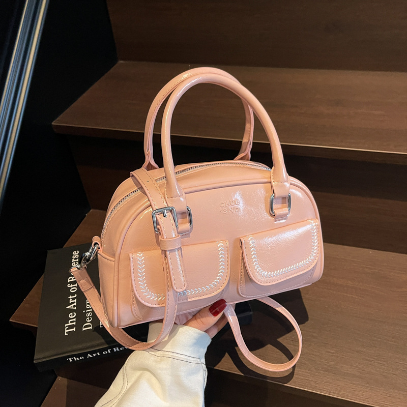 A portable and versatile travel bag for 2025, a trendy and fashionable single-shoulder bag with a high-end Korean style and a versatile crossbody details Picture