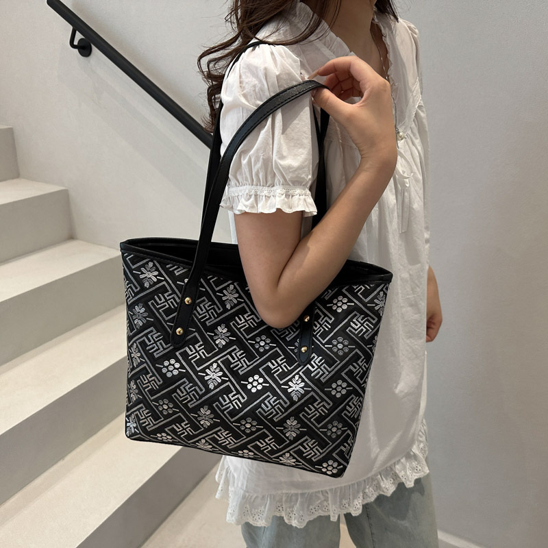 The new fashionable and retro single-shoulder bag for women is simple, stylish and versatile. It's a handy tote bag for commuting and going out Specification drawing