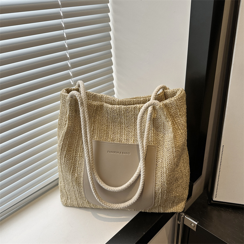 Summer spliced large-capacity woven straw bag, new women's texture, relaxed single-shoulder beach vacation bag full figure