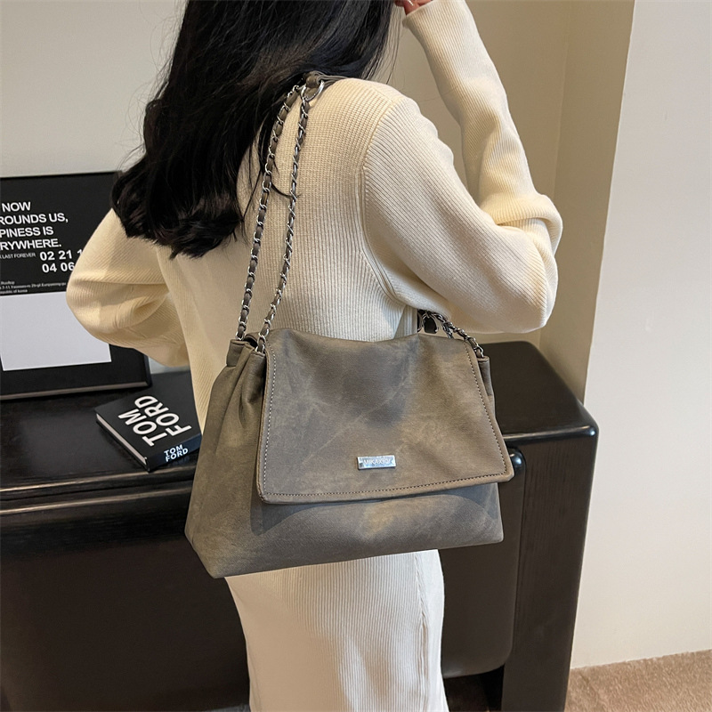 A niche fashion chain hand-held large bag for women, 2023 new simple tote bag, casual and versatile solid color underarm bag details Picture