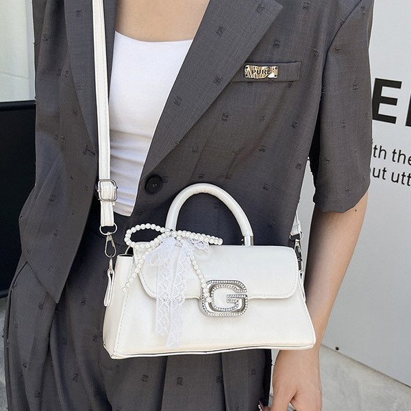 This year, trendy and stylish hand-held small square bags, Korean niche lace oro-style crossbody bags, and elegant single-shoulder bags are all in vogue Application Scenario