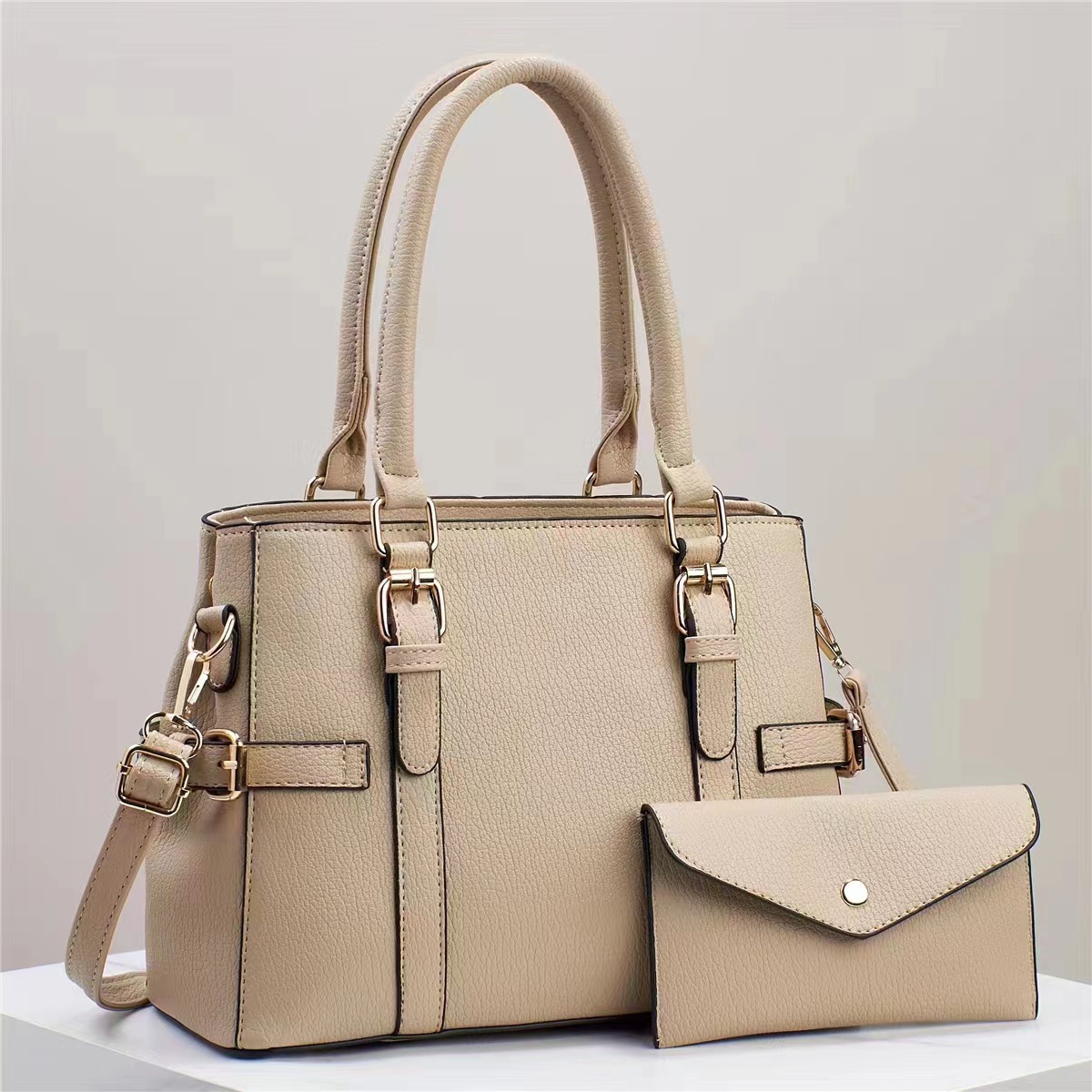 This is a popular high-end and versatile women's handbag with a large capacity. The soft leather mother-and-child bag is exquisite and high-end Item Picture