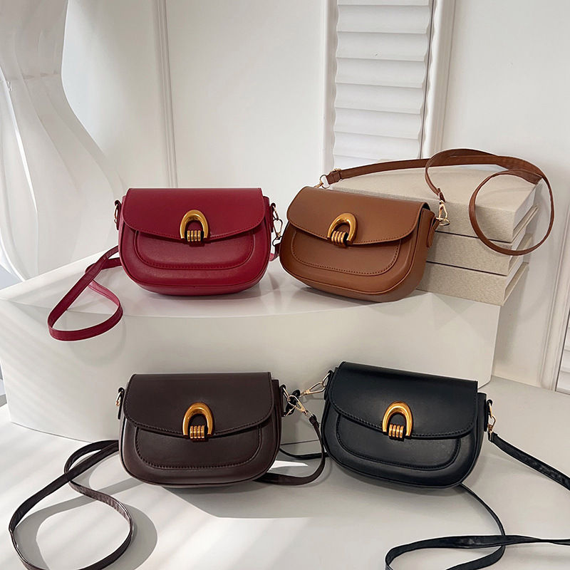 This year's popular women's 2025 new casual single-shoulder bag, a high-end commuter crossbody saddle bag Application Scenario