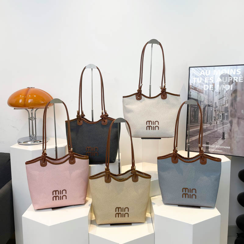 High-end women's 2025 new trend fashion single-shoulder bag, large-capacity tote bag, commuter handbag Application Scenario