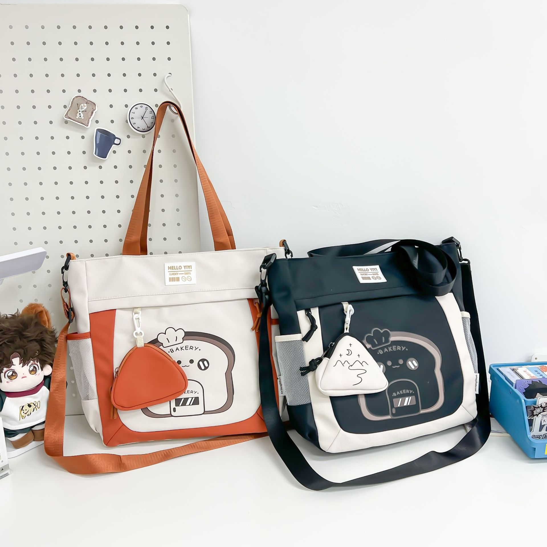 The new Tote bag for women in 2025 is a versatile and fashionable single-shoulder bag. It is cute and has a large capacity. It is a crossbody bag for college students to attend classes and study details Picture