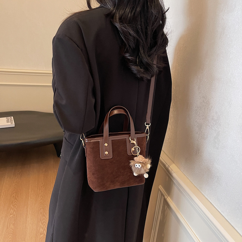 A frosted retro small handbag for women, 2024 new style hand-held bucket bag, simple and elegant texture, versatile for commuting crossbody Application Scenario