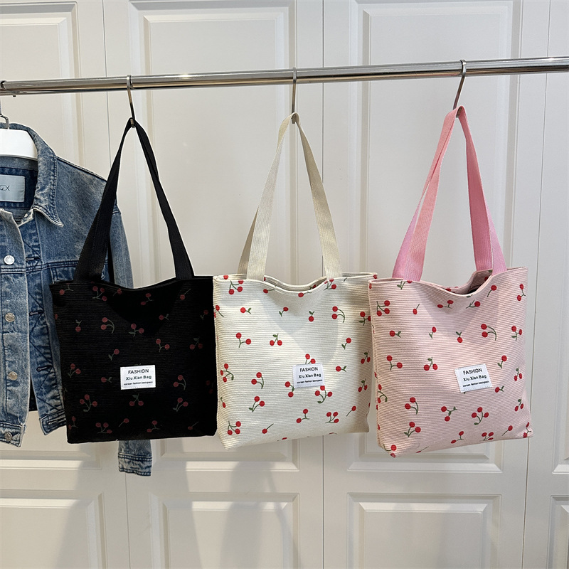 This year's popular fashion tote bag for Spring/Summer 2025 is a trendy, versatile, large-capacity single-shoulder bag for casual wear Application Scenario