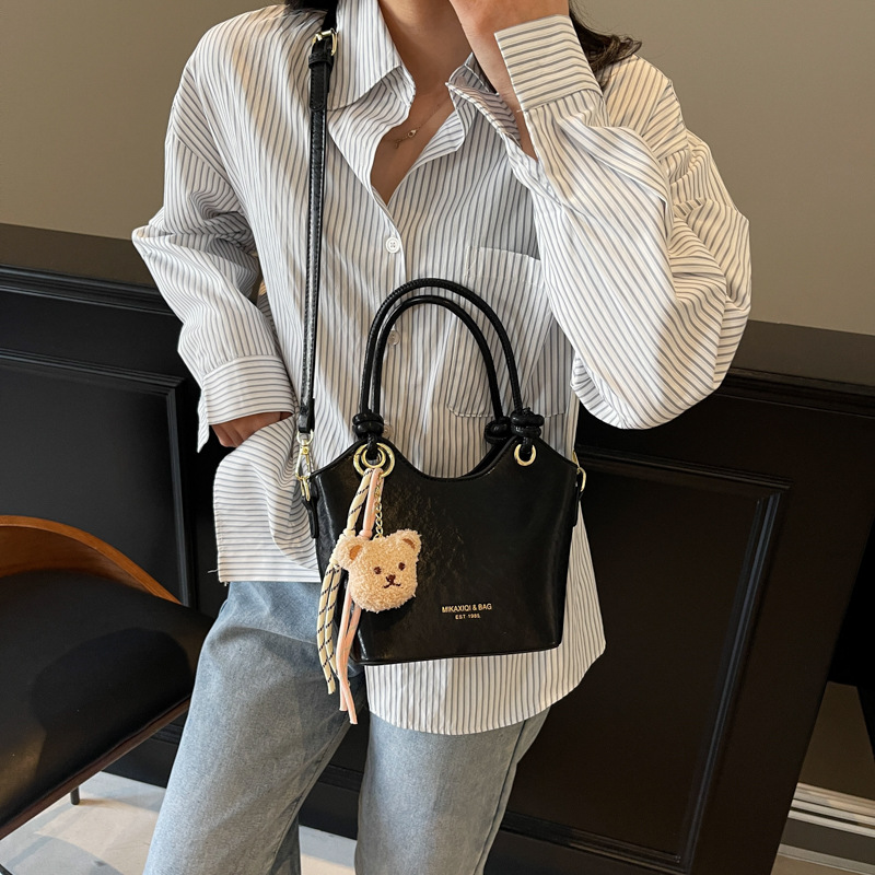 Korean style fashionable and simple hand-held bucket bag for women, new Spring/Summer 2025, trendy commuting, casual and versatile single-shoulder crossbody bag Application Scenario
