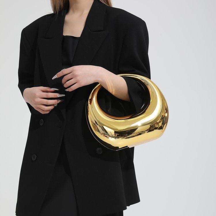The 2024 new handbag is a solid color large, stylish evening bag for women. It is fashionable, individual and versatile. It is a chain crossbody bag for women Application Scenario