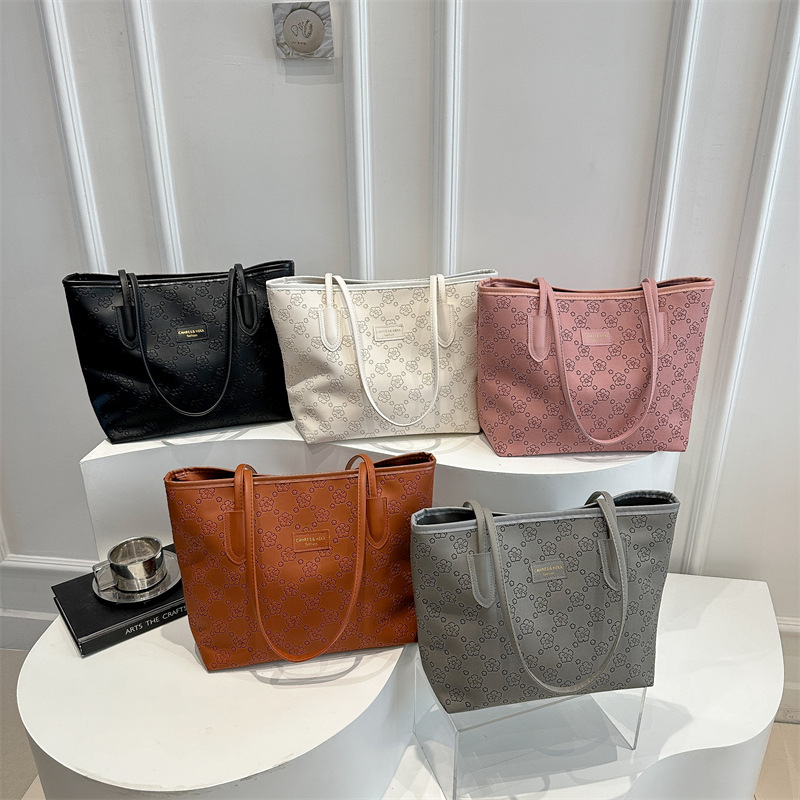 Large-capacity women's 2025 new style summer high-end college student class shoulder bag Versatile commuting tote bag Application Scenario