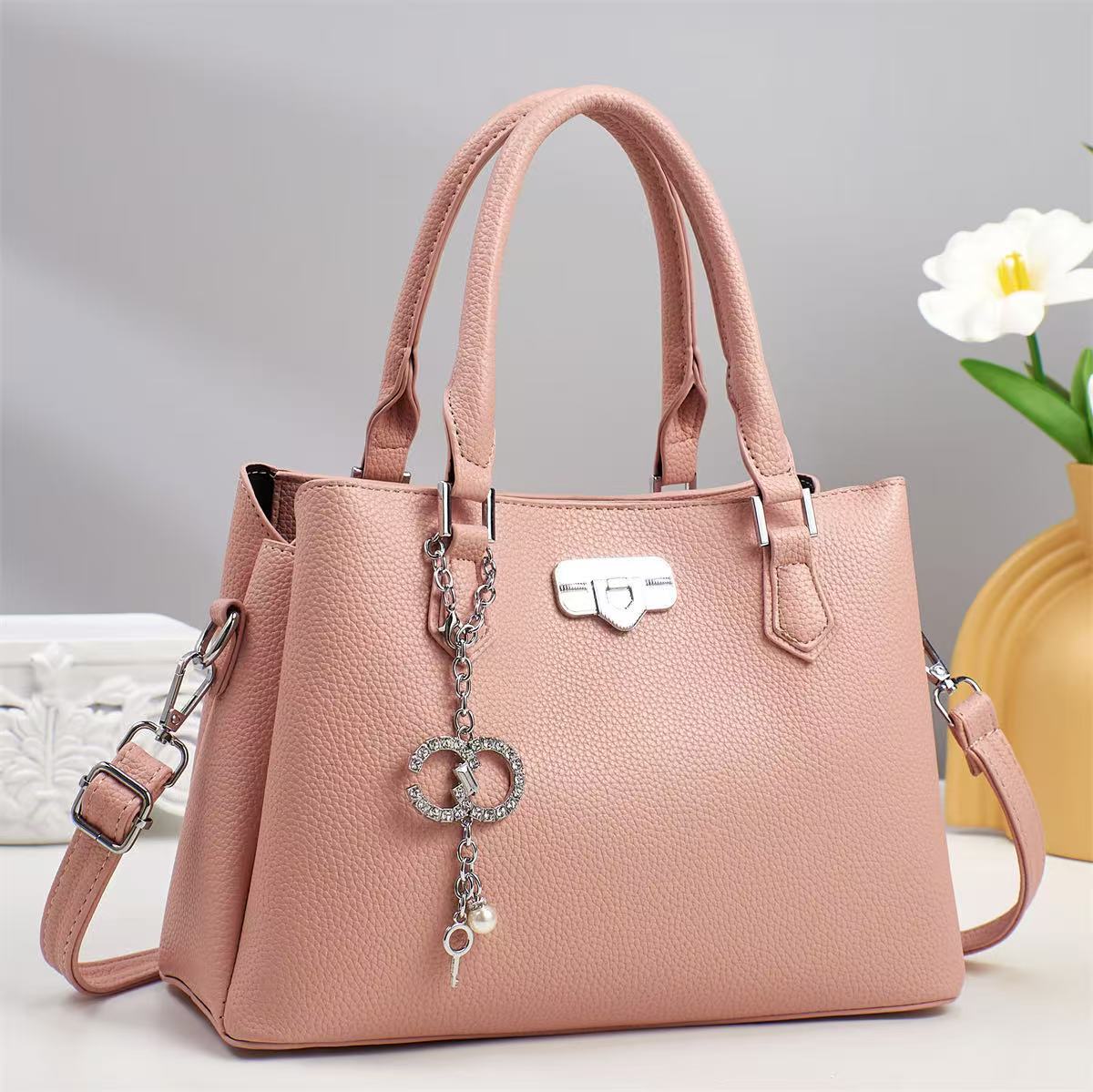 Cross-border simple ladies' commuting handbag 2025 new large capacity shoulder bag handbags gift for mom Application Scenario