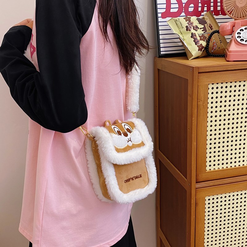 Cartoon strawberry bear doll bag, Qiqi's cute crossbody bag, mobile phone bag, children's plush bag, mobile phone bag manufacturer wholesale Application Scenario