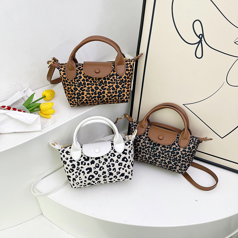 The new leopard print underarm bag for the 2024 autumn and winter season is a cross-border trend hand-held shoulder bag with a color-blocking and patchwork dumpling bag Application Scenario