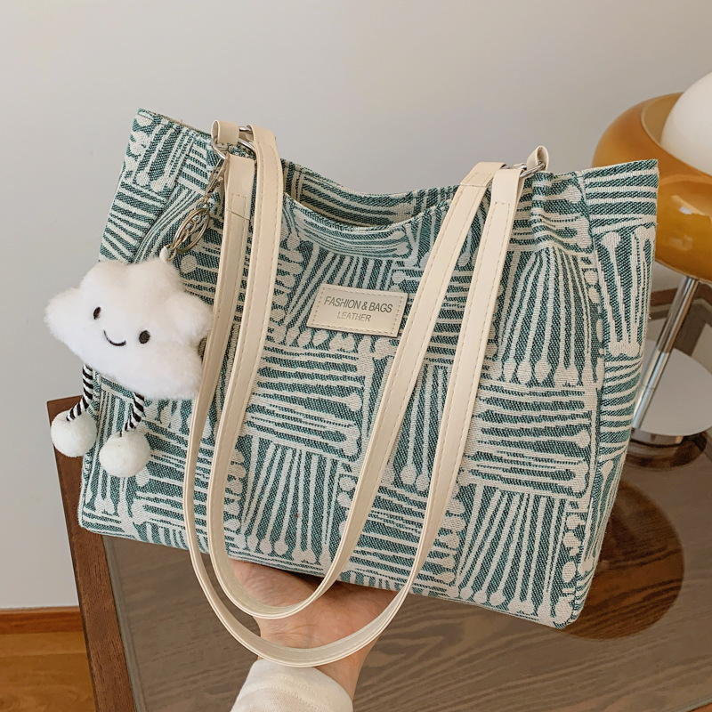 A new 2024 stylish checkered underarm bag for women, a large-capacity single-shoulder bag for casual commuting, and a crossbody bag for college students attending classes full figure