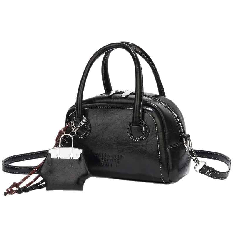 The 2025 new niche design, stylish small square bag, is simple and retro, with exquisite and trendy oil-leather single-shoulder crossbody bag Item Picture
