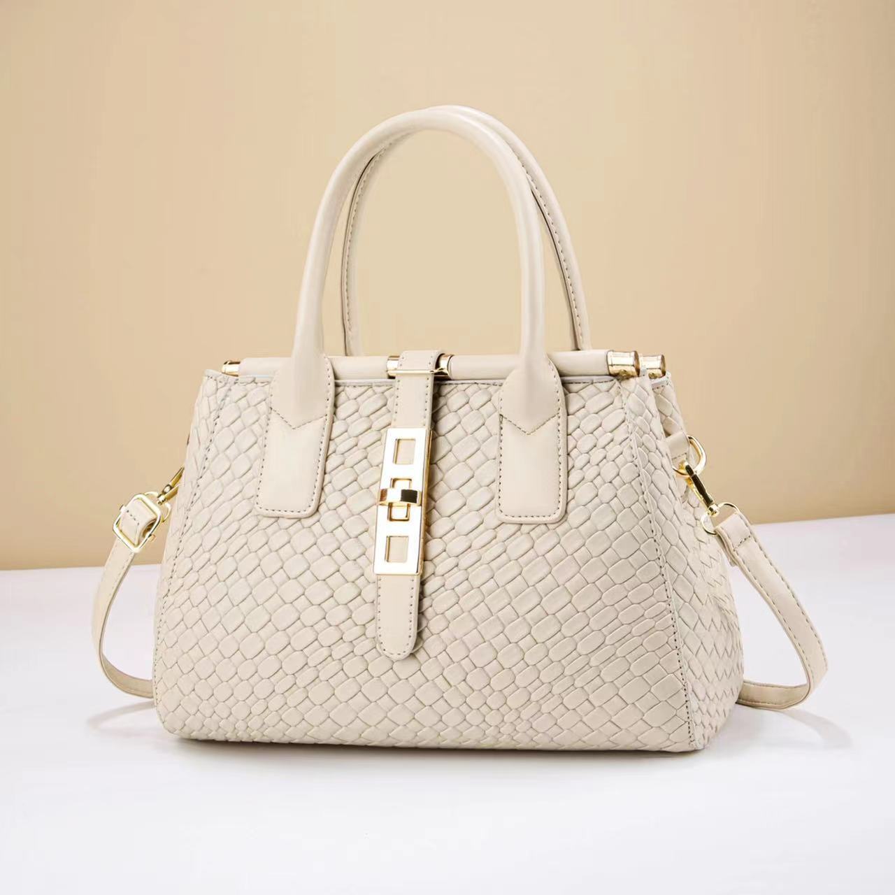 The new crossbody single-shoulder bag from the manufacturer for foreign trade is a versatile mom bag and a fashionable handbag. It is suitable for ladies of summer in 2023 full figure