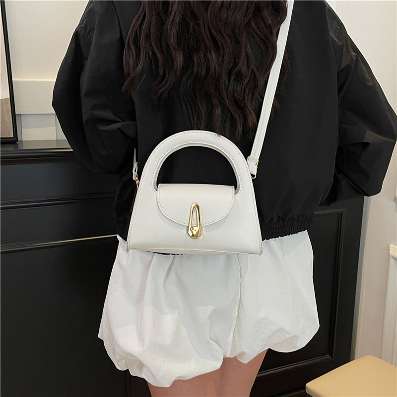 The new semi-round single-shoulder bag for women in 2025, a niche high-end handbag, is versatile for commuting and features a retro lockable crossbody Specification drawing