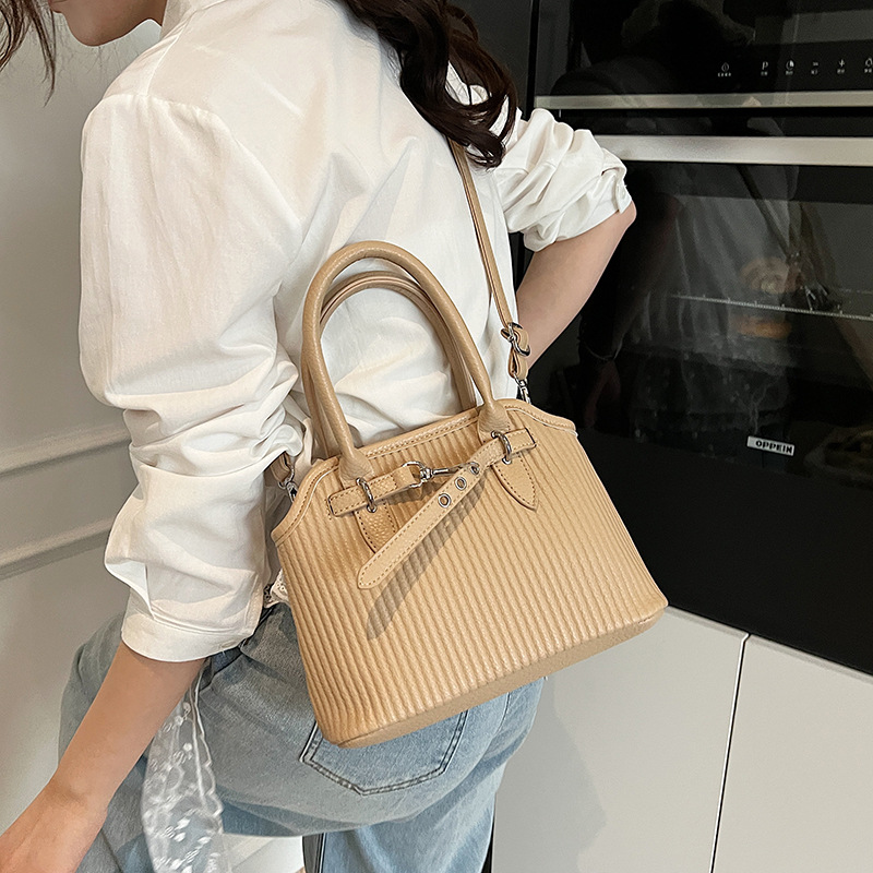 Cross-border 2025 New Trendy large-capacity pleated shell bag, French light luxury tote bag, fashionable single-shoulder armpit women's bag Application Scenario