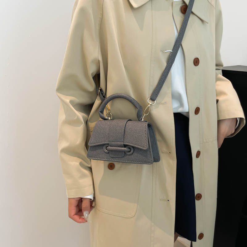 This year's popular fashion mini handbags for the 2024 autumn/winter season: solid-colored single-shoulder crossbody bag, small square bag for women details Picture