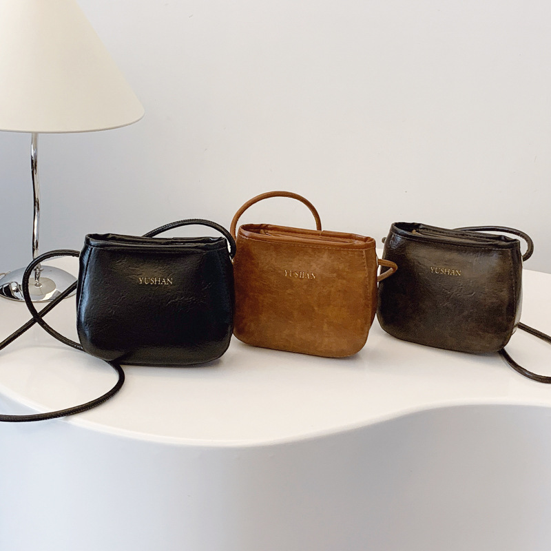 Women's Bag 2025 Summer New crossbody bag, soft bucket bag, retro and versatile, niche design single-shoulder bag Application Scenario