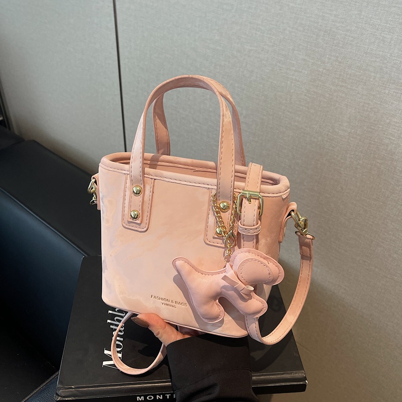 Korean style fashionable and versatile bucket bag for women 2025 new niche design crossbody bag, high-end commuting single-shoulder bag details Picture