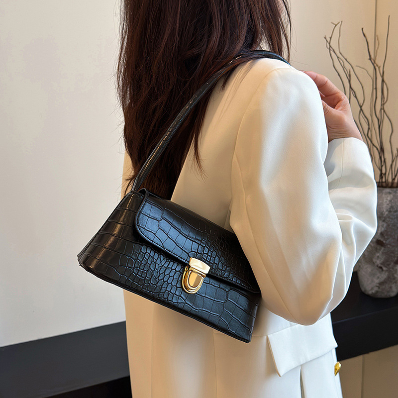 In the autumn of 2024, the crocodile-patterned baguette bag is a fashionable and high-quality hand-held women's bag and a single-shoulder armpit bag for commuting details Picture