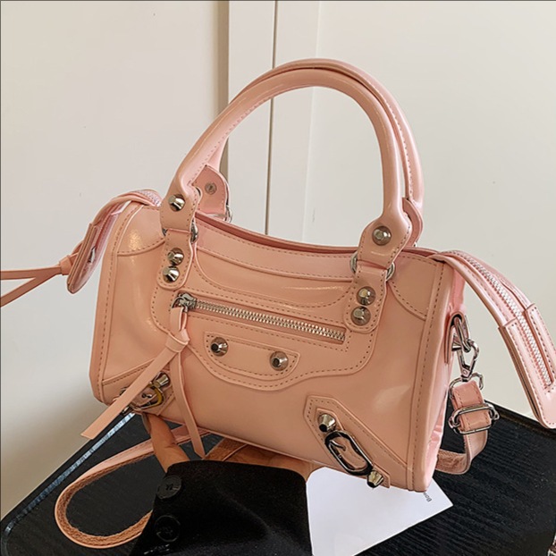 Trendy riveted motorcycle bag for women, 2025 new style, high-end single-shoulder crossbody bag, large capacity, retro hand-held pillow bag full figure