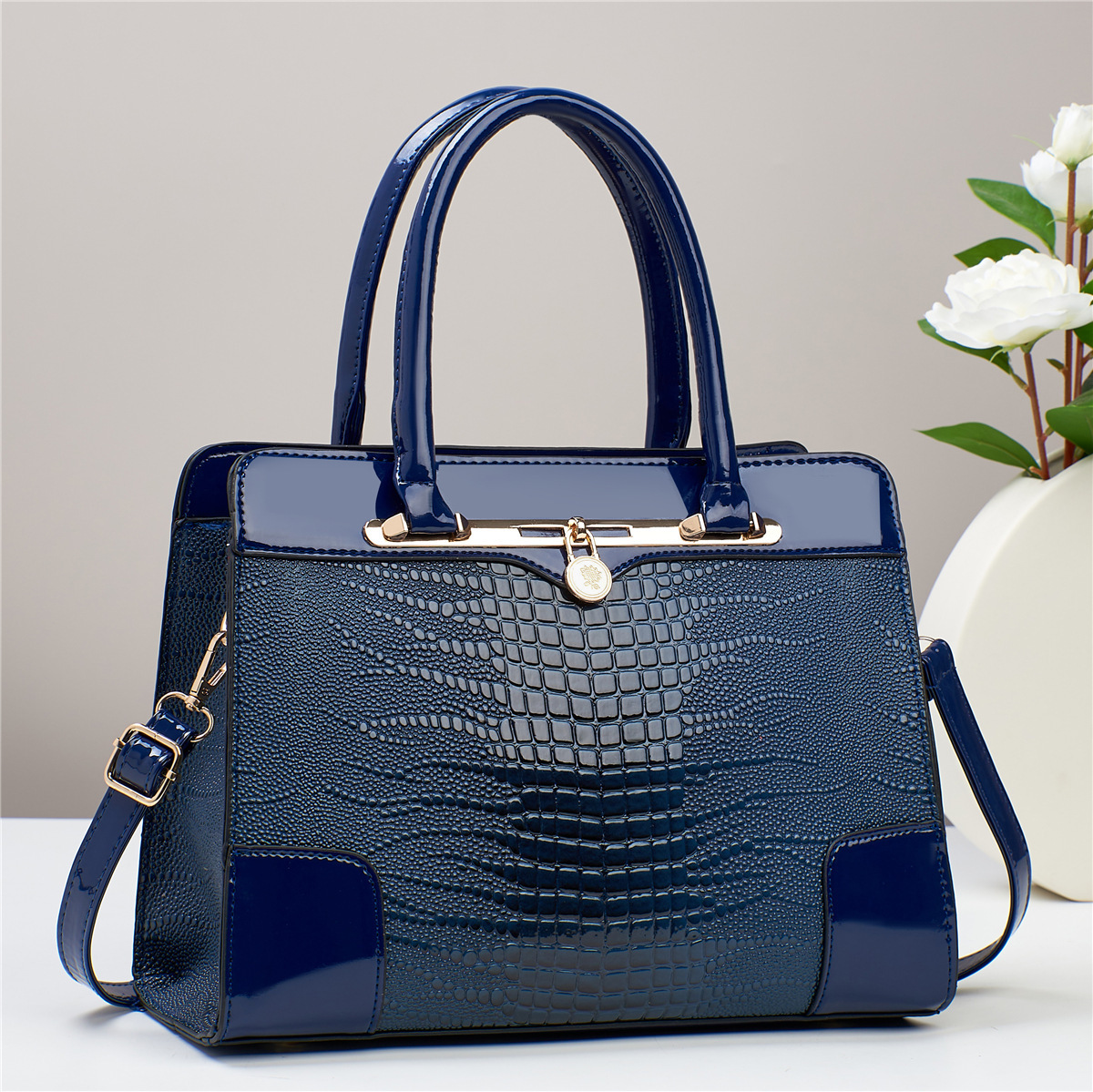 The manufacturer's direct mail best-selling mom bag, single-shoulder crossbody bag, is versatile and elegant for foreign trade. It's a fashionable 2023 summer new style for ladies details Picture