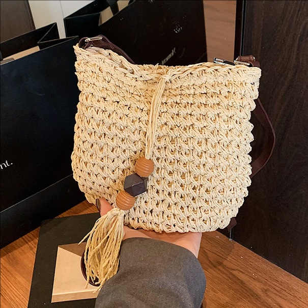 Hollowed-out straw woven beach vacation handbag for women, 2025 new fringed single-shoulder bag, versatile bucket bag for travel full figure