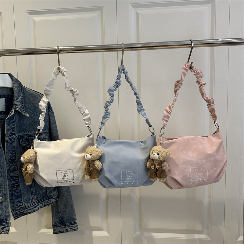 This stylish casual handbag is a new model for women in 2025. It is a simple, niche and versatile commuter single-shoulder crossbody bag Application Scenario
