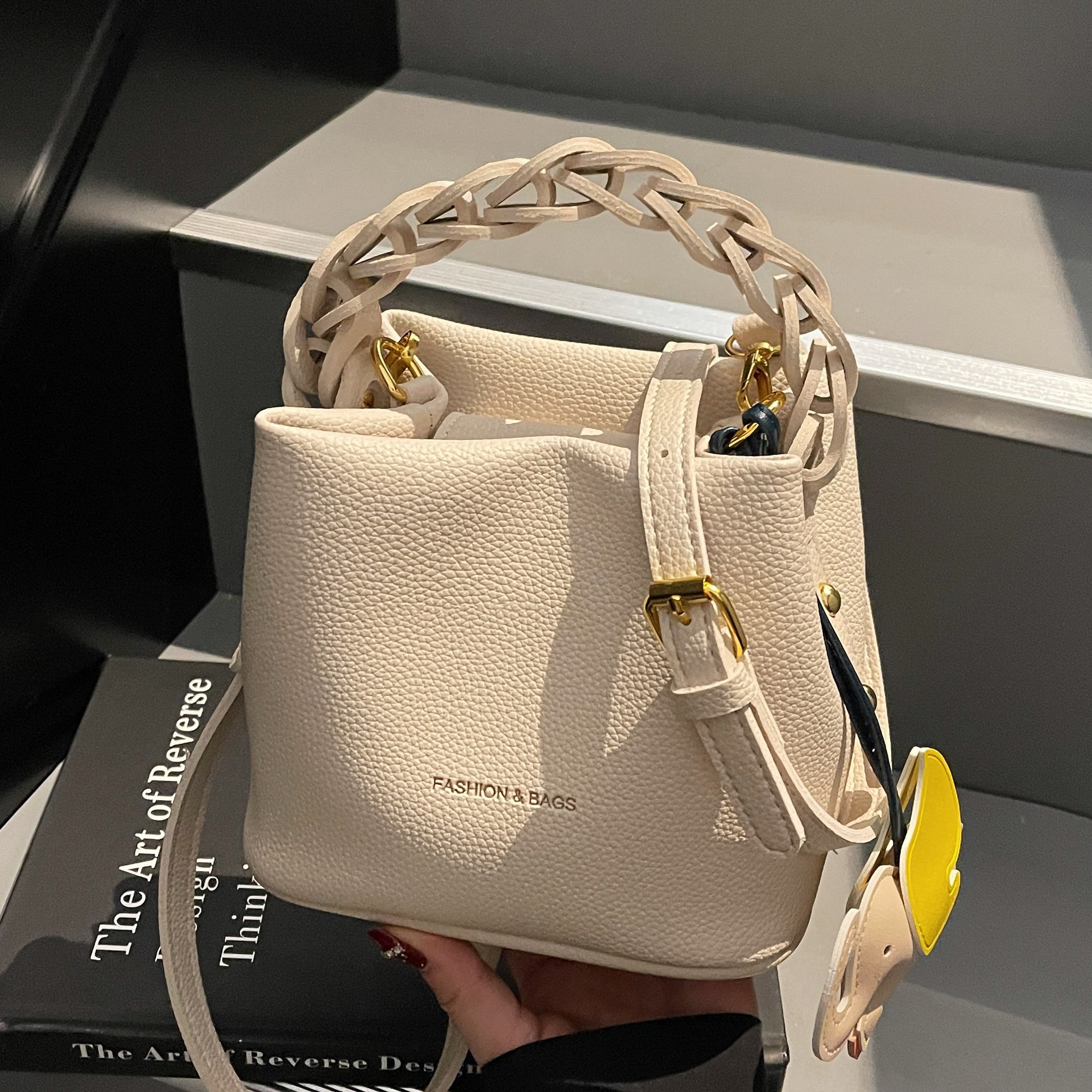 High-end texture hand-held small bag for women, 2025 new style fashionable soft leather bucket bag, versatile casual single-shoulder crossbody bag full figure