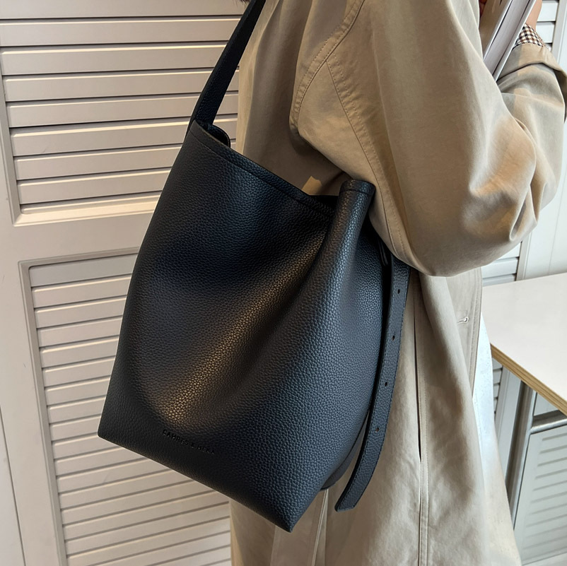 This year, retro small bags are in fashion. In 2025, new women's bags with a high-end feel, crossbody bags with niche designs, and bucket bags are extremely popular Specification drawing