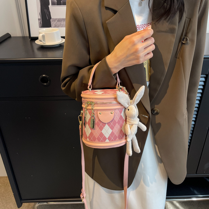 A simple diamond-shaped cylinder bag for women, a new summer fashion and casual crossbody bag in 2025, a best-selling hand-held bucket bag for women details Picture