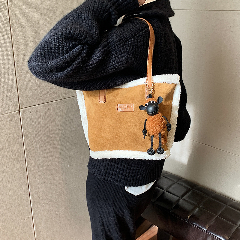 Retro matte plush bag for women, 2024 new trendy Korean version tote bag, casual and versatile single-shoulder vegetable basket bag Application Scenario