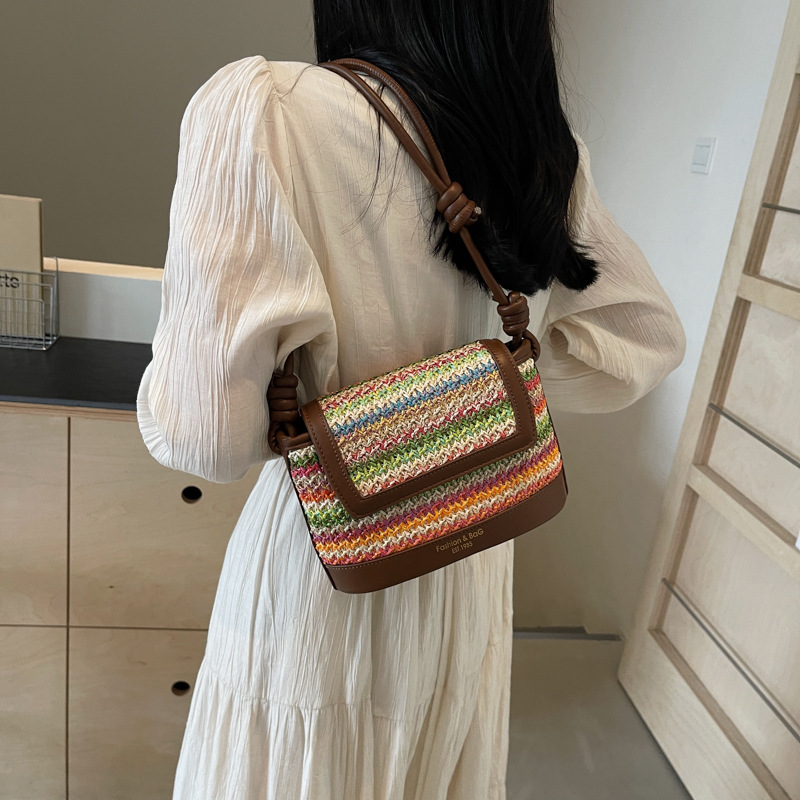 A new Korean-style fashionable woven single-shoulder crossbody bag for women in 2025, a casual underarm bucket bag Application Scenario